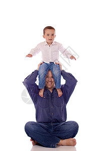 父亲和儿子微笑地面家庭男生白色爸爸幸福男性乐趣男人背景图片