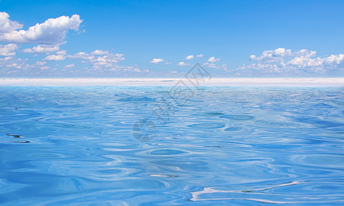 美丽的蓝水和天空水平墙纸蓝色波浪状海洋海浪热带时间天气海景图片