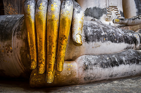 在Wat Sichum坐立佛像的美丽金手图片
