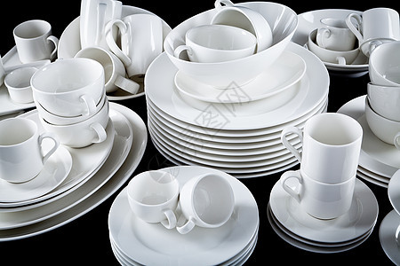 混合白色盘子杯和盘子 用黑色隔绝的美食团体餐具桌子午餐食物饮食烹饪用具咖啡图片