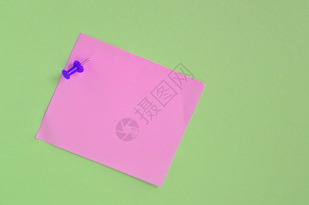 绿色背景的粉红笔记纸背景图片