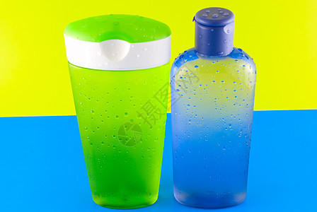 装在彩色背景的化妆品容器上卫生清洁剂瓶子身体管子绿色团体塑料黄色蓝色图片