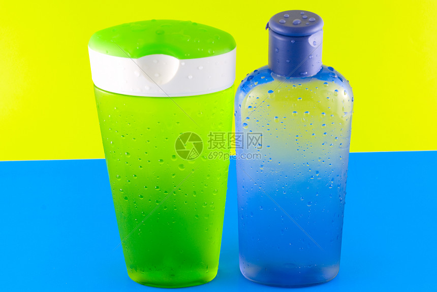 装在彩色背景的化妆品容器上卫生清洁剂瓶子身体管子绿色团体塑料黄色蓝色图片
