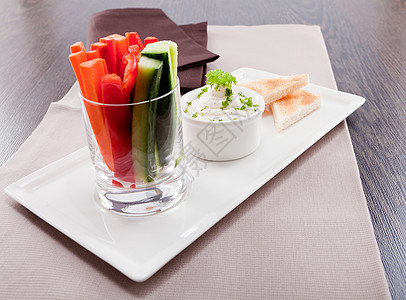 新鲜蔬菜和奶油奶酪小吃敷料营养芹菜美食沙拉派对玻璃乳制品饮食香菜图片