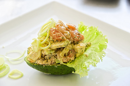 新鲜沙拉餐厅胡椒食物午餐贝类香料盘子蔬菜草本植物餐巾图片