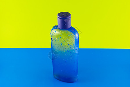 装在彩色背景的化妆品容器上瓶子卫生团体液体清洁剂蓝色管子浴室塑料香水图片