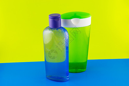 装在彩色背景的化妆品容器上塑料空白洗剂绿色浴室黄色身体香水打扫液体图片