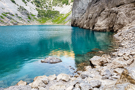 克罗地亚斯普利特附近的湖陨石峡谷悬崖卵石蓝色旅行游客环境生态反射图片