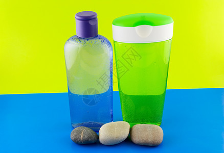装在彩色背景的化妆品容器上团体管子身体蓝色洗剂绿色卫生浴室香水塑料图片