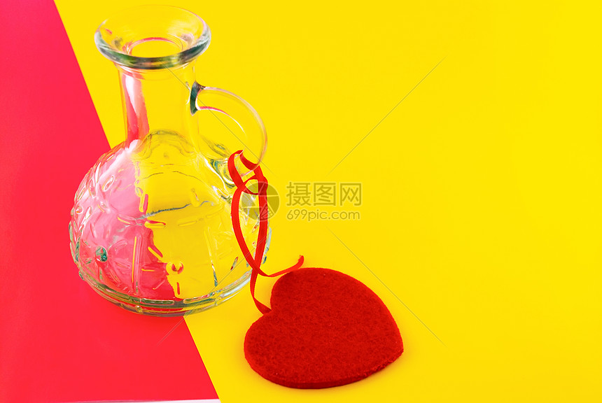 玻璃瓶和在多彩背景上的心脏磁带玻璃图片