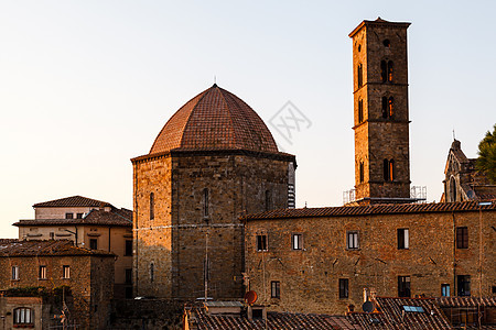 意大利托斯卡纳的伏尔特拉小城日落村庄房屋建筑物城市晴天历史天空石头大教堂圆顶图片