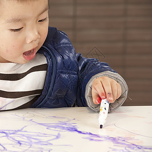 一个可爱的宝宝在桌子上画画男生后代游戏幸福儿子时间家庭喜悦童年孩子图片