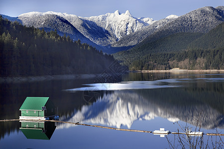 温哥华不列颠哥伦比亚省蓝色顶峰山峰丘陵崎岖风景森林岩石水库旅行图片