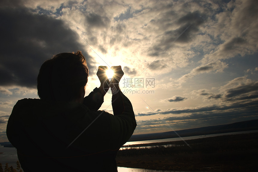 人用日晒在天上天空太阳摄影沉思镜片耀斑蓝色阳光反射生活图片