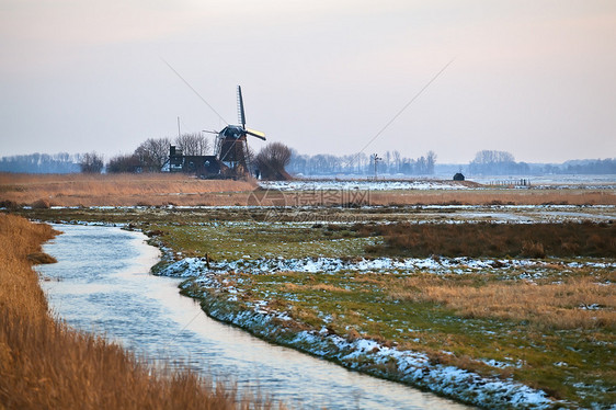 冬季沿河的荷兰风车图片