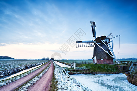 黄昏时的荷兰风车图片