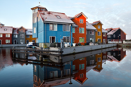 水上荷兰多彩型建筑图片