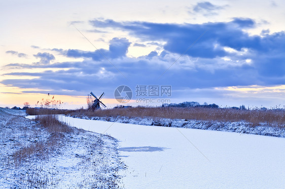 日出冬天的荷兰风车场地农场风景传统季节天空农家农田文化农村图片