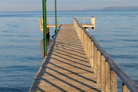 Dardanelles的木制平台 亚洲在欧洲的视野海岸线蓝色天空海滩海峡火鸡风景访问休息码头图片