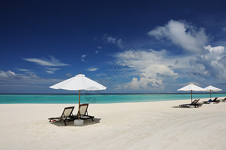 马尔代夫美丽的沙滩热带旅行蓝色天空风景假期海岸线阳伞奢华海景图片
