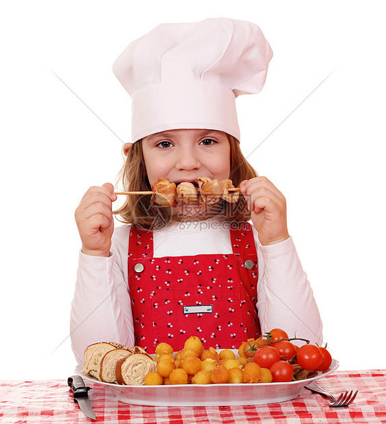 做饭的漂亮女孩吃烤鸡肉图片