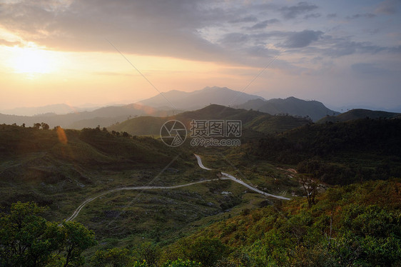 日出在山上叶子山脉季节晴天丛林国家光束森林树木薄雾图片