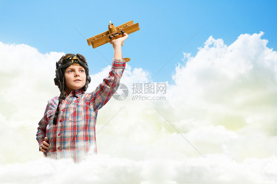 戴头盔飞行员的男孩玩玩具飞机翅膀航空蓝色勇气航班孩子眼镜男性想像力空军图片