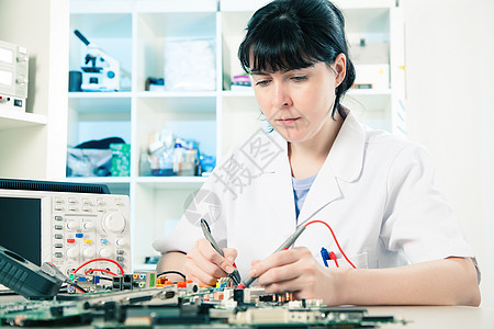 女孩调试电子精密器械电路科学家测量烙铁技术工具女性女士打印实验室图片