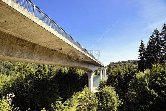 桥小路旅行建筑天空乡村针叶植物气势蓝色码头图片