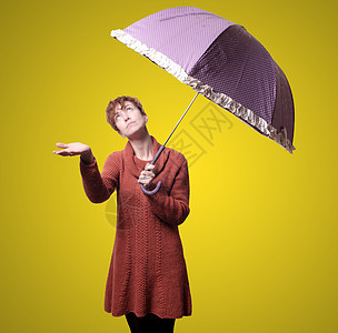 穿着毛衣和雨伞的美女女人女性橙色季节裙子粉色下雨女孩短发幸福图片