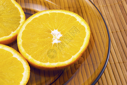 盘子上的橙色食物橙子绿色水果美食小吃图片