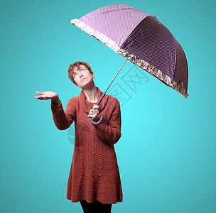 穿着毛衣和雨伞的美女天气橙色裙子粉色女孩短发女性幸福下雨季节图片