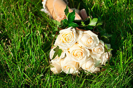 新娘手放在绿草上的新娘的彩礼花束家庭天空玫瑰农业花瓣已婚裙子女性萼片庆典图片
