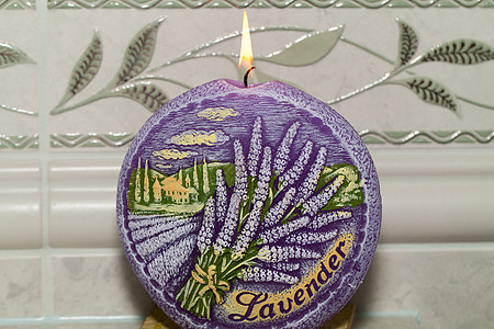 与熏衣草花编织的蜡烛花束植物卫生紫色香气肥皂按摩身体冥想疗法图片