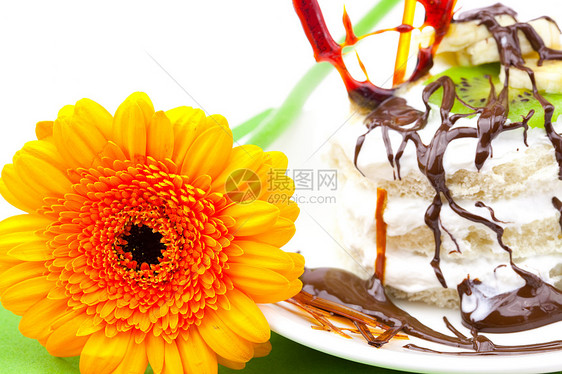 奶油焦糖心和Gerbera的蛋糕 躺在绿布上水果食物糖果香蕉糕点盘子脆皮奇异果茶点美食图片