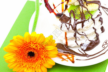奶油焦糖心和Gerbera的蛋糕 躺在绿布上香蕉摄影茶点勺子糖果巧克力水果庆典美味小雨图片