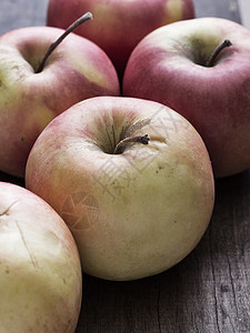 木制桌上的苹果蔬菜木头庄稼物体食物健康饮食红色乡村烹饪静物图片
