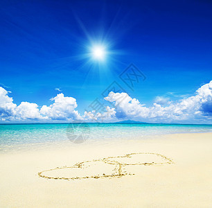 心在沙中牵动泡沫阳光支撑绘画冲浪假期海滩海岸季节蓝色图片