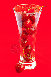 红色背景的樱桃杯浆果食物收获工作室小路活力餐具生活水果摄影图片