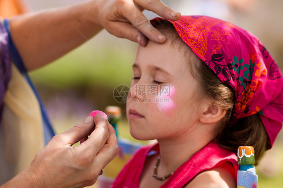 画在脸上女孩女性童年化妆品绘画晴天日光青年图片