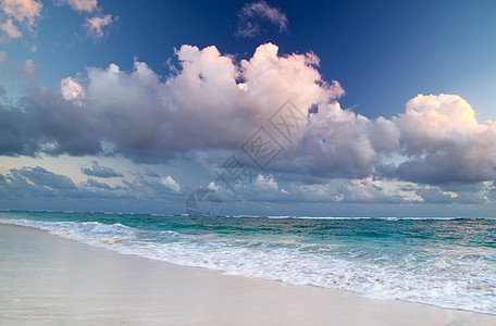 热带海洋风景假期海岸线场景天空蓝色旅行太阳海浪棕榈图片