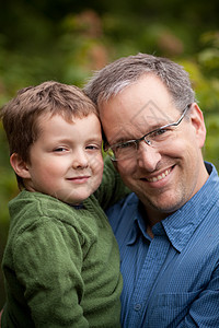 父亲和儿子笑着微笑男人男生两个人童年孩子爸爸男性家庭青年图片