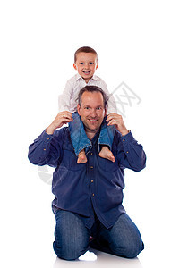 父亲和儿子男人两个人乐趣青年孩子男性童年幸福爸爸微笑图片