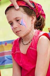 画在脸上童年女性日光化妆品摄影青年绘画女孩晴天图片