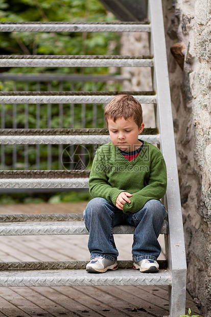 悲伤的小男孩孤独青年男生男性楼梯悲哀童年孩子图片