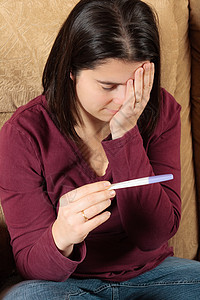 接受怀孕测试的妇女女孩惊喜生活沙发母亲女士生育力构想父母女性图片