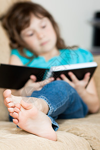 女童阅读童年女性长椅青年女孩孩子学习图片