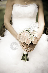 新娘举行婚礼花束女朋友男性男人戒指玫瑰恋人仪式手指女性订婚图片
