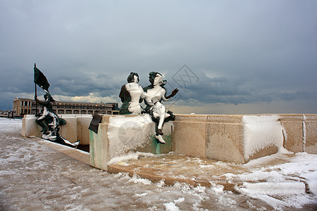 下雪的里雅斯特雕塑银行青铜艺术女性女裁缝雕像旅游遗产游客图片
