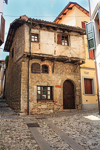 中世纪之家古董村庄鹅卵石街道房子图片